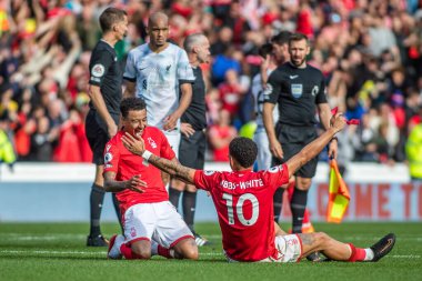 Nottingham Ormanı 'ndan Jesse Lingard 22 Ekim 202' de Nottingham City Ground, Nottingham 'da Nottingham Forest' a karşı oynanan Premier League maçı sonrasında Nottingham Ormanı 'ndan Morgan Gibbs-White # 10 numara ile kutlama yaptı.