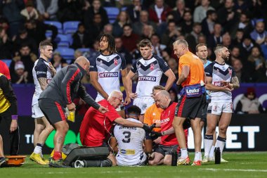 İngiltere 'den Kallum Watkins, 22 Ekim 202' de İngiltere 'nin Bolton Stadyumu' nda Fransa 'ya karşı oynadığı Rugby Ligi Dünya Kupası 2021 Grubu karşılaşmasında tedavi gördü.