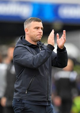 Plymouth Argyle Müdürü Steven Schumacher taraftarları tam zamanlı alkışlıyor ve İngiltere 'nin Bristol şehrinde 22 Ekim 202 tarihinde oynanan Memorial Stadyumu' nda Bristol Rovers - Plymouth Argyle maçında üzgün görünüyor.