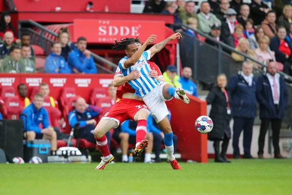 Middlesbrough 'dan 26 numaralı Darragh Lenihan, 2 Ekim' de Middlesbrough, Birleşik Krallık 'taki Riverside Stadyumu' nda oynanan Sky Bet Şampiyonası 'nda Huddersfield # 18 numaralı David Kasumu' ya faul yaptığı için sarı kart aldı.