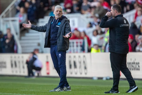 Leo Percovich Middlesbrough Caretaker Menajeri 22 Ekim 202 'de Riverside Stadyumu' nda Middlesbrough ile Huddersfield Town arasındaki Sky Bet Şampiyonası maçında jest ve tepkiler verdi.