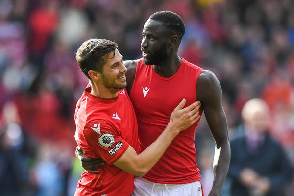 Nottingham Ormanı 'ndan Cheikhou Kouyat # 21 numara ve Nottingham Ormanı' ndan Remo Freuler # 23 numara 22 Ekim 'de Nottingham City Ground, Nottingham' da oynanan Premier League maçı sonunda oynanan 1-0 'lık galibiyeti kutluyorlar.