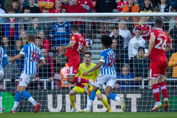 Middlesbrough 'dan Tommy Smith 14 numaralı forvet kalede önde ama 22 Ekim 202' de Middlesbrough, Middlesbrough, Birleşik Krallık 'taki Riverside Stadyumu' nda oynanan Middlesbrough-Huddersfield maçında kurtarıldı.