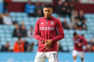 Aston Villa 'dan Ollie Watkins Premier Lig maçı öncesinde ısınıyor. Aston Villa Brentford' a karşı Villa Park, Birmingham, Birleşik Krallık, 23 Ekim 202