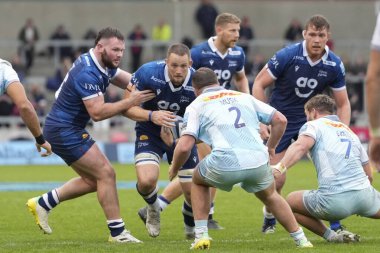 Satış Köpekbalıkları 'ndan Jonny Hill # 5 Gallagher Premiership maçında Harlequins' li Jack Musk # 2 'de koşuyor. AJ Bell Stadyumu, Eccles, Birleşik Krallık, 23 Ekim 202' de Sale Sharks - Harlequins maçında.