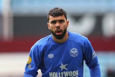 Brentford 'dan David Raya Premier Lig maçı öncesinde ısınıyor. Aston Villa Brentford' a karşı Villa Park, Birmingham, Birleşik Krallık, 23 Ekim 202