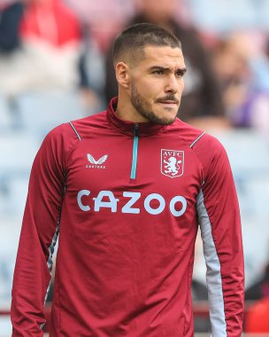 Aston Villa 'nın 10 numaralı Emi Buenda Premier Lig karşılaşması öncesinde İngiltere' nin Birmingham kenti Villa Park 'ta Aston Villa-Brentford maçında ısınıyor.