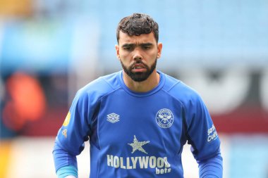 Brentford 'dan David Raya Premier Lig maçı öncesinde ısınıyor. Aston Villa Brentford' a karşı Villa Park, Birmingham, Birleşik Krallık, 23 Ekim 202