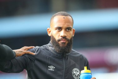 Brentford 19 numaralı Bryan Mbeumo Premier Lig karşılaşması öncesinde Villa Park, Birmingham, Birleşik Krallık 'ta Aston Villa-Brentford maçında ısınıyor.