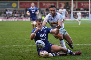 Satış Köpekbalıkları 'ndan Joe Carpenter # 15 Gallagher Premiership maçında Nick David # 14 Harlequins' in baskısı altında topu yere düşürüyor. AJ Bell Stadyumu, Eccles, 23 Ekim 202 'de Satış Köpekbalığı Harlequins' e karşı.