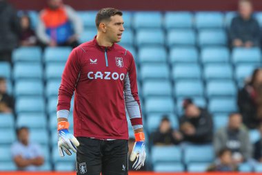 Aston Villa 'nın 1 numaralı oyuncusu Emiliano Martnez, Premier Lig karşılaşması öncesinde İngiltere' nin Birmingham kenti Villa Park 'ta Aston Villa Brentford' a karşı ısınıyor.