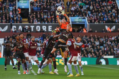 Aston Villa 'nın 1 numaralı oyuncusu Emiliano Martnez, Premier Lig maçında Aston Villa' nın Brentford 'a karşı oynadığı Villa Park, Birmingham, İngiltere' de 23 Ekim 2022 'de maça katıldı.