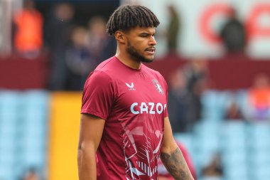 Aston Villa 'nın 5 numaralı Tyrone Mings Premier Lig karşılaşması öncesinde İngiltere' nin Birmingham kenti Villa Park 'ta Aston Villa-Brentford maçında ısınıyor.