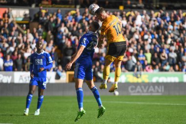 Wolverhampton Wanderers 'dan Daniel Podence # 10 Premier League maçında Leicester City' den Timoty Castagne # 27 'yi yenerek Wolverhampton Wanderers - Leicester City maçını kazandı.