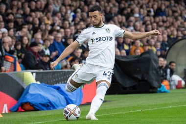 Leeds United 'dan Sam Greenwood, 23 Ekim 202' de Leeds Road, İngiltere 'de oynanan Premier League maçında Leeds United ve Fulham maçında kanattan bir haç vuruyor.