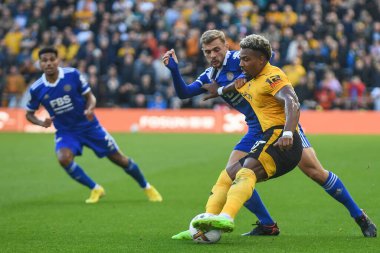 Wolverhampton Wanderers 'dan Adama Traor # 37 Premier League maçında Leicester City' den Kiernan Dewsbury-Hall # 22 ile karşılaşır Wolverhampton Wanderers, Leicester City 'e karşı Molineux, Wolverhampton, Birleşik Krallık, 23 Ekim 2022