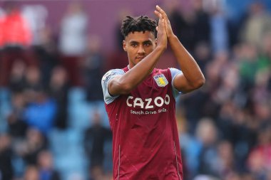 Aston Villa 'dan Ollie Watkins, 23 Ekim 202' de Birmingham, Villa Park 'ta oynanan Premier League maçı sonrasında hayranlarına teşekkür ediyor.