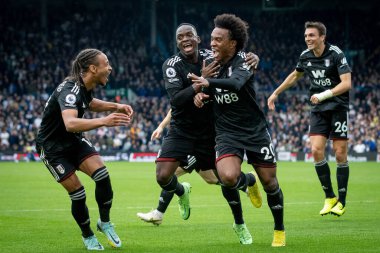 Fulham 'dan Willian # 20 golünü kutluyor ve Premier Lig maçında skor 1-3, Leeds United Fulham' a karşı Elland Road, Leeds, İngiltere, 23 Ekim 202 'de
