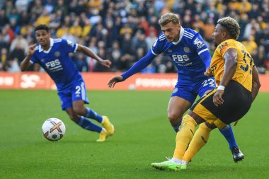 Wolverhampton Wanderers 'dan Adama Traor # 37 Premier League maçında Leicester City' den Kiernan Dewsbury-Hall # 22 ile karşılaşır Wolverhampton Wanderers, Leicester City 'e karşı Molineux, Wolverhampton, Birleşik Krallık, 23 Ekim 2022