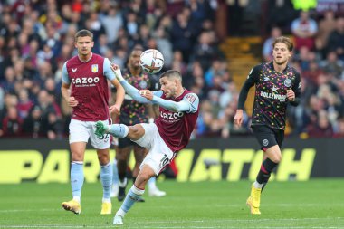 Aston Villa 'dan Emi Buenda Premier Lig maçında pas veriyor. Aston Villa, Brentford' a karşı Villa Park, Birmingham, Birleşik Krallık, 23 Ekim 2022