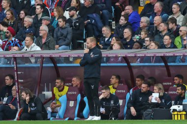 Aaron Danks Premier Lig karşılaşmasında Aston Villa 'nın geçici teknik direktörü Aston Villa, Brentford' a karşı Villa Park, Birmingham, Birleşik Krallık, 23 Ekim 202