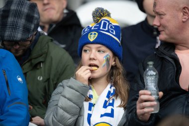 Leeds United 'ın genç bir taraftarı, 23 Ekim 202' de Leeds United ile Fulham arasında oynanan Premier League maçından önce bazı içeceklerin keyfini çıkarıyor.