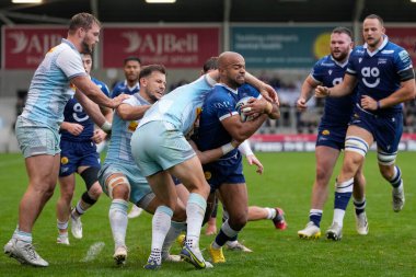 Satış Köpekbalığı 11 numaralı Tom Flaherty, Gallagher Premiership maçında AJ Bell Stadyumu, Eccles, Birleşik Krallık, 23 Ekim 2022 'de Sale Sharks - Harlequins maçında deneme çizgisinden kısa tutuldu.