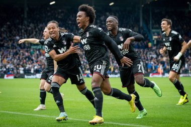 Fulham 'dan Willian # 20 golünü kutluyor ve Premier Lig maçında skor 1-3, Leeds United Fulham' a karşı Elland Road, Leeds, İngiltere, 23 Ekim 202 'de
