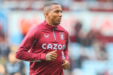 Aston Villa 'dan Ashley Young Premier Lig maçı öncesinde ısınıyor. Aston Villa Brentford' a karşı Villa Park, Birmingham, Birleşik Krallık, 23 Ekim 202