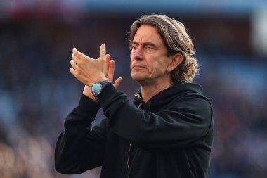 Brentford 'un Thomas Frank teknik direktörü, 23 Ekim 202' de Birmingham, Villa Park 'ta oynanan Premier League maçı sonrasında taraftarlara teşekkür ediyor.