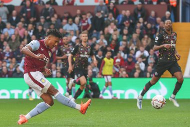 Aston Villa 'dan Ollie Watkins' in Premier Lig maçında gol atma şansı var. Aston Villa Brentford 'a karşı Villa Park, Birmingham, İngiltere, 23 Ekim 202