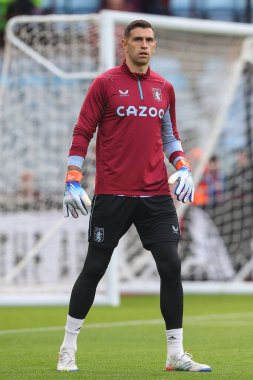 Aston Villa 'nın 1 numaralı oyuncusu Emiliano Martnez, Premier Lig karşılaşması öncesinde İngiltere' nin Birmingham kenti Villa Park 'ta Aston Villa Brentford' a karşı ısınıyor.