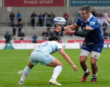 Satış Köpekbalıkları 'ndan Nick Schonert # 3 numara Gallagher Premiership maçında topu boşaltıyor Sale Sharks - Harlequins AJ Bell Stadyumu, Eccles, İngiltere, 23 Ekim 202