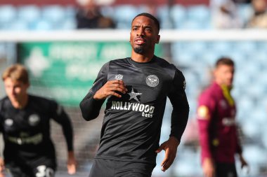 Brentford 17 numaralı Ivan Toney, 23 Ekim 202 'de Birmingham, Villa Park' ta oynanan Premier Lig karşılaşması öncesinde ısınıyor.
