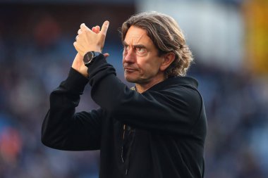 Brentford 'un Thomas Frank teknik direktörü, 23 Ekim 202' de Birmingham, Villa Park 'ta oynanan Premier League maçı sonrasında taraftarlara teşekkür ediyor.