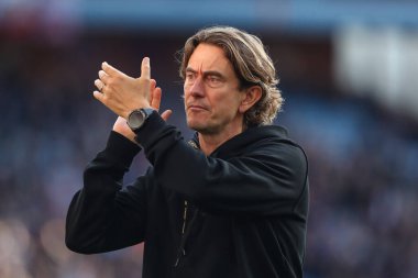 Brentford 'un Thomas Frank teknik direktörü, 23 Ekim 202' de Birmingham, Villa Park 'ta oynanan Premier League maçı sonrasında taraftarlara teşekkür ediyor.