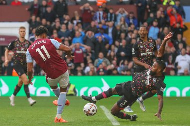 Aston Villa 'dan Ollie Watkins' in Premier Lig maçında gol atma şansı var. Aston Villa Brentford 'a karşı Villa Park, Birmingham, İngiltere, 23 Ekim 202