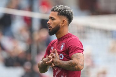 Aston Villa 'dan Douglas Luiz Premier Lig maçı öncesinde ısınıyor. Aston Villa Brentford' a karşı Villa Park, Birmingham, Birleşik Krallık, 23 Ekim 202