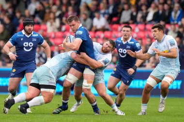 Satış Köpekbalıkları 'ndan Cobus Wiese # 4 Gallagher Premiership maçında Harlequins' in savunmasında koşuyor. AJ Bell Stadyumu, Eccles, Birleşik Krallık, 23 Ekim 202 'de Sale Sharks - Harlequins maçında.