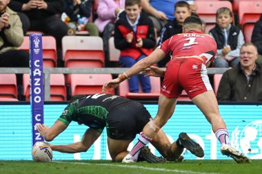 İrlanda 'dan Louis Senior, 23 Ekim 202' de Leigh, Leigh 'deki Leigh Spor Köyü' nde oynanan 2021 Dünya Rugby Ligi karşılaşmasında bir deneme için sahaya çıkıyor.