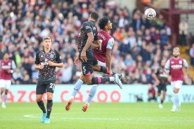 Ethan Pinnock # 5 Brentford Ollie Watkins # 11 Aston Villa Premier Lig maçında Aston Villa Brentford 'a karşı Villa Park, Birmingham, Birleşik Krallık, 23 Ekim 202