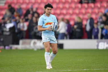 Marcus Smith # 10 of Harlequins Gallagher Premiership maçından önce ısınıyor. Satış köpekbalıkları Harlequins 'e karşı AJ Bell Stadyumu, Eccles, İngiltere, 23 Ekim 202