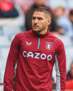 Aston Villa 'nın 10 numaralı Emi Buenda Premier Lig karşılaşması öncesinde İngiltere' nin Birmingham kenti Villa Park 'ta Aston Villa-Brentford maçında ısınıyor.