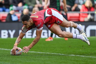 Lübnan 'dan Jacob Kiraz, 23 Ekim 202' de Leigh, İngiltere 'deki Leigh Spor Köyü' nde oynanan Rugby Ligi Dünya Kupası 2021 karşılaşmasında bir deneme için sahaya çıkıyor.