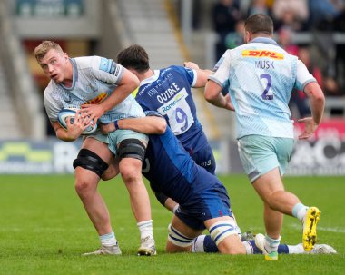 Harlequins # 6. Jack Kenningham, Gallagher Premiership maçında AJ Bell Stadyumu 'nda Sale Sharks' a karşı Harlequins maçında mücadele ediyor.