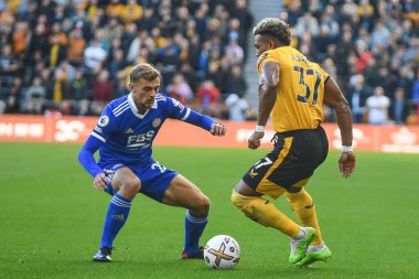 Wolverhampton Wanderers 'dan Adama Traor # 37 Premier League maçında Leicester City' den Kiernan Dewsbury-Hall # 22 ile karşılaşır Wolverhampton Wanderers, Leicester City 'e karşı Molineux, Wolverhampton, Birleşik Krallık, 23 Ekim 2022