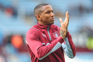 Aston Villa 'dan Ashley Young Premier Lig maçı öncesinde ısınıyor. Aston Villa Brentford' a karşı Villa Park, Birmingham, Birleşik Krallık, 23 Ekim 202