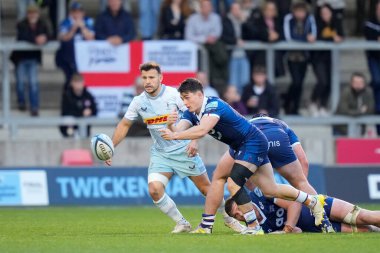 Satış Köpekbalıkları 'ndan Raffi Quirke # 9 numara Gallagher Premiership maçı sırasında AJ Bell Stadyumu, Eccles, Birleşik Krallık, 23 Ekim 202' de Sale Sharks ve Harlequins maçında topu bir karmaşadan çıkarıyor.