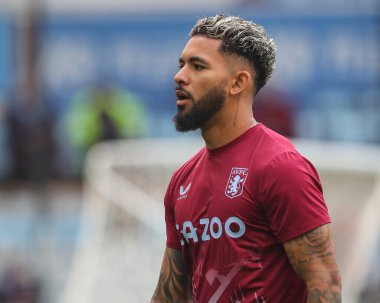 Aston Villa 'dan Douglas Luiz Premier Lig maçı öncesinde ısınıyor. Aston Villa Brentford' a karşı Villa Park, Birmingham, Birleşik Krallık, 23 Ekim 202