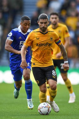 Wolverhampton Wanderers 'dan Rubn Neves # 8 Premier League maçı sırasında Leicester City' den Youri Tielemans # 8 tarafından takip ediliyor Wolverhampton Wanderers - Leicester City - Molineux, Wolverhampton, Birleşik Krallık, 23 Ekim 2022